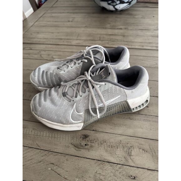 MEN'S NIKE DZ2617 METCON 9 RUNNING SMOKE GREY/WHITE SHOES SNEAKERS Size 11 - Picture 1 of 5